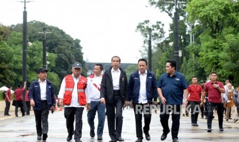 Tinjau Kesiapan ASIAN Games. Presiden Joko Widodo (tengah) bersama Mensesneg Pratikno, Menteri PUPR Basuki Hadimuljono, Menpora Imam Nahrawi, Kepala Bekraf Triawan Munaf, dan Ketua Inasgoc Erick Thohir (dari kiri) melihat kesiapan tempat ASIAN Games 2018 di Pedestrian GBK, Senayan, Jakarta, Senin (25/6).