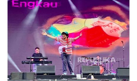 Kunto Aji tampil dalam Synchronize Festival 2023 yang digelar di Gambir Expo Kemayoran, Jakarta, Ahad (3/9/2023), sembari mengumumkan album barunya yang akan rilis pada 14 September 2023 mendatang. 