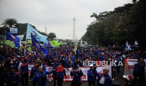 Sejumlah buruh saat melakukan aksi di kawasan Patung Kuda, Jakarta, Senin (1/5/2023). Aksi yang dilakukan dalam rangka peringatan Hari Buruh memberikan sejumlah tuntutan diantaranya meminta pemerintah untuk mencabut Omnibus Law UU No 6 Tahun 2023 tentang Ciptaker, cabut parliamentary threshold 4 persen dan Presidential threshold 20 persen, sahkan RUU DPR dan perlindungan pekerja rumah tangga, tolak RUU Kesehatan, Reforma Agraria dan kedaulatan pangan serta hapus outsourcing tolak upah murah.