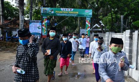 LaporCovid memberikan masukan untuk pencegahan penularan Covid-19 di pondok pesantren. Foto: Santri sedang bersiap masuk kelas.