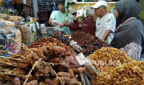 Pedagang kurma melayani pembeli di Pasar Baru, Kota Bandung, Jawa Barat, Senin (18/3/2024). Saat ini harga kurma mengalami kenaikan 10-15 persen, selain karena momentum Ramadhan juga stok barang dari distributor terbatas. Saat ini harga kurma di antaranya jenis Sayer Rp 20.000 Per kilogram, Sukari Rp 50.000, Medjool dan Ajwa Rp 250.000- Rp 300.000 per kilogram. Terkait produk kurma asal Israil, sejumlah pedagang kurma di Pasar Baru Bandung, mengaku tidak menjualnya. 