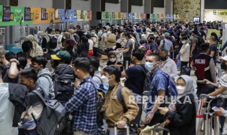 Sejumlah calon penumpang pesawat antre di loket lapor diri Terminal 2 keberangkatan domestik Bandara Soekarno Hatta, Tangerang, Banten (ilustrasi). PT Angkasa Pura (AP) II (Persero) telah membuka sentra vaksinasi khusus dosis ketiga (booster) dan menyediakan lokasi tes RT-PCR maupun antigen