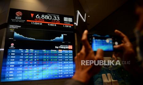 Karyawan mengamati pergerakan saham di Gedung Bursa Efek Indonesia (BEI), Jakarta, Jumat (10/2/2023). Indeks Harga Saham Gabungan (IHSG) ditutup di zona merah, turun 0,25 persen atau 17,03 poin ke level 6.880 pada penutupan perdagangan Jumat (10/2/2023) sore ini.