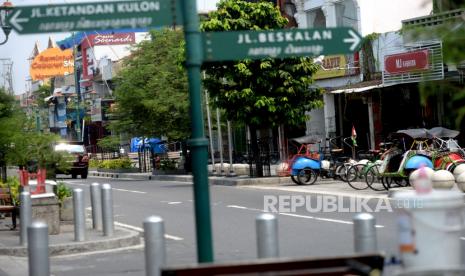 Becak Terdampak Pandemi Covid19. Beberapa becak menunggu penumpang di Kawasan wisata Malioboro, Yogyakarta, Ahad (19/4)