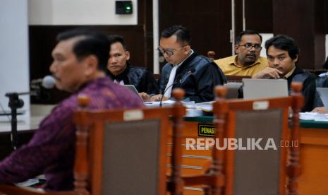 Terdakwa Direktur Eksekutif Lokataru Haris Azhar (kedua kanan) mendengarkan keterangan saksi Menko Marves Luhut Binsar Pandjaitan saat sidang lanjutan di Pengadilan Negeri Jakarta Timur, Jakarta, Kamis (8/6/2023). Sidang tersebut beragendakan mendengarkan keterangan saksi pelapor yakni Menteri Koordinator Bidang Kemaritiman dan Imvestasi (Menko Marves) Luhut Binsar Pandjaitan dalam kasus dugaan pencemaran nama baik terhadap dirinya dalam unggahan pada akun youtube milik Haris Azhar dengan judul Ada Lord Luhut di Balik Relasi Ekonomi-Ops Militer Intan Jaya!! Jenderal BIN Juga Ada!! yang diunggah pada Agustus 2021 lalu.