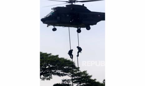 Prajurit Kopasgat TNI AU beraksi saat gladi resik peringatan HUT ke-77 TNI AU di Jakarta, Indonesia, (06/04/2023). Menurut Kementerian Pertahanan, Indonesia telah setuju untuk membeli 42 unit pesawat tempur Dassault Rafale dari Perancis dengan kontrak awal, enam di antaranya akan diimpor terlebih dahulu pada akhir 2026.