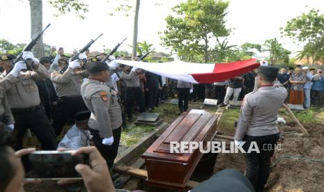 Anggota Kepolisian menembak salfo pada pemakaman almarhum Bripda M. Ghalib Surya Ganta setibanya di rumah duka di Bandar, Lampung, Lampung, Selasa (18/3/2025). Sebanyak tiga anggota Polri yaitu Kapolsek Negara Batin Way Kanan Iptu Lusiyanto, Bripka Petrus Apriyanto dan Bripda M Ghalib Surya Ganta tewas ditembak oknum anggota TNI saat menggerebek judi sabung ayam di Kampung Karang Manik, Kecamatan Negara Batin, Kabupaten Way Kanan, Lampung. 