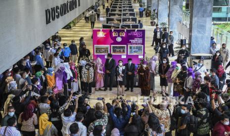 Ketua DPR Puan Maharani (tengah) bersama Wakil Ketua DPR Azis Syamsuddin (tengah kiri) dan Muhaimin Iskandar (tengah kanan) membuka pameran foto di Selasar Gedung Nusantara II, Kompleks Parlemen, Senayan, Jakarta, Senin (8/3/2021). Dalam rangka merayakan Hari Perempuan Internasional, Kaukus Perempuan Parlemen Republik Indonesia mengadakan pameran foto dan rangkaian talkshow bertajuk 