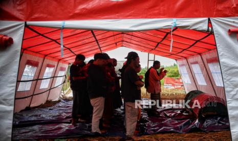 Warga melaksanakan shalat jenazah korban gempa Cianjur Siti Imat Rohimat (41) di posko pengungsian Kampung Kuta Wetan, Desa Mangunkerta, Kecamatan Cugenang, Kabupaten Cianjur, Jawa Barat, Kamis (24/11/2022). Tim Disaster Victim Identification (DVI) Polri telah mengidentifikasi enam jenazah, setelah menerima 14 kantong jenazah korban gempa di Kabupaten Cianjur, Jawa Barat.