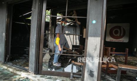 Anggota polisi melakukan olah tempat kejadian perkara kericuhan di Babarsari, Sleman, DI Yogyakarta, Senin (4/7/2022). Kericuhan yang terjadi antara dua kelompok masyarakat tersebut merupakan buntut dari kasus penganiayaan yang terjadi di sebuah tempat karaoke di Babarsari. 