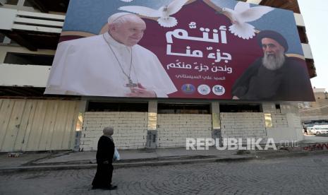  Papan iklan yang menampilkan Paus Francis dan Ayatollah Ali al-Sistani, di Baghdada Irak Senin 1 Maret 2021.