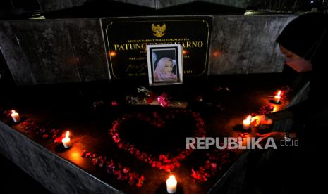 Komnas Perempuan: Kekerasan dalam Pacaran Terbesar Ketiga. Peserta aksi menyalakan lilin di dekat foto almarhumah Novia Widyasari saat aksi keprihatinan di Monumen Patung Bung Karno di Kota Blitar, Jawa Timur, Senin (6/12/2021) malam. Aksi yang dilakukan oleh mahasiswa dari Gerakan Mahasiwa Nasional Indonesia (GMNI) tersebut guna mendesak penanganan kasus pelecehan seksual yang menimpa mahasiswi Novia Widyasari dan mahasiswi Universitas Sriwijaya, dan meminta kepolisian untuk ikut aktif dalam penanganan kasus pelecehan seksual di dalam kampus. 