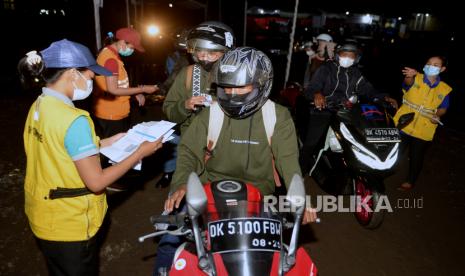 Petugas kantor kesehatan pelabuhan memeriksa sertifikat vaksinasi COVID-19 pemudik. Kemenkes akan mengkaji lagi vaksin booster jadi syarat perjalanan untuk mudik lebaran.