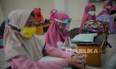 Keluhan Seorang Suami yang Banyak Anak ke Rasulullah. Anak berlajar mengaji di salah satu Taman Pendidikan Al-Quran di kawasan Mampang Prapatan, Jakarta, Rabu (4/11). Kegiatan mengaji tersebut dilakukan dengan menerapkan protokol kesehatan seperti penggunaan masker, menjaga jarak dan pembagian jam belajar dari pukul 08.00 - 17.00 yang dibagi menjadi empat kelas sebagai upaya mengantisipasi penyebaran Covid-19. Republika/Thoudy Badai