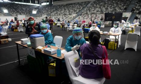 Vaksinator menyuntikkan vaksin COVID-19 kepada tenaga kesehatan saat kegiatan vaksinasi massal di Istora Senayan, Jakarta, Kamis (4/2). Pemerintah berencana menghilangkan bantuan subsidi upah dan mengurangi insentif tenaga kesehatan pada Anggaran Pendapatan dan Belanja Negara (APBN) 2021. 