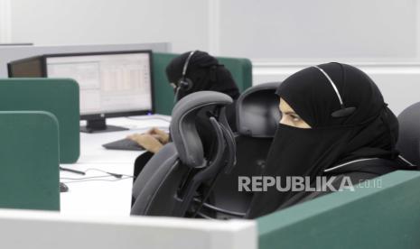 Wanita Arab Saudi. Wanita Arab Saudi Wajib Tutupi Rambut dan Leher dalam Foto KTP