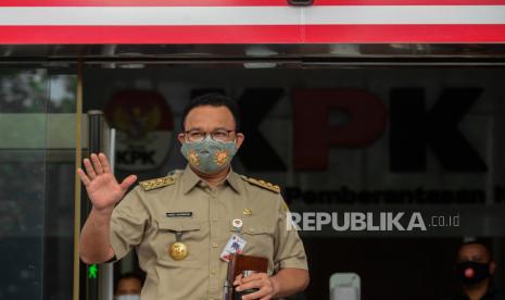 Gubernur DKI Jakarta Anies Baswedan berjalan meninggalkan Gedung Merah Putih KPK usai menjalani pemeriksaan  di Jakarta, Selasa (21/9). Anies diperiksa selama 5 jam dengan sembilan pertanyaan dari penyidik KPK sebagai saksi atas kasus dugaan korupsi pengadaan lahan di Munjul, Kelurahan Pondok Ranggon, Kecamatan Cipayung, Jakarta Timur tahun 2019 dengan tersangka Direktur Utama Perusahaan Umum Daerah Pembangunan Sarana Jaya, Yoory Corneles Pinontoan.Republika/Thoudy Badai