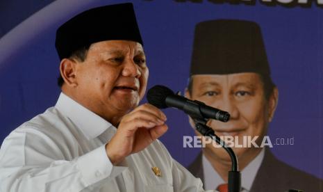 Menteri Pertahanan Republik Indonesia Prabowo Subianto berpidato saat menghadiri silaturahmi dan tausiah kebangsaan di Masjid Istiqlal, Jakarta, Kamis (18/5/2023). Kegiatan tersebut digelar oleh Badan Komunikasi Pemuda Remaja Masjid Indonesia (BKPRMI), Dunia Melayu Dunia Islam (DMDI), dan Yayasan Prabowo Subianto dengan agenda tausiah kebangsaan sekaligus memberikan santunan kepada anak yatim.