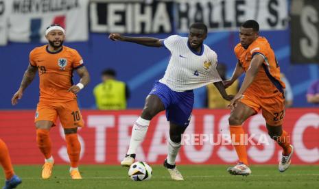 Pemain Prancis Dayot Upamecano (tengah).