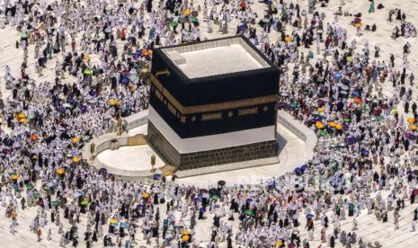 Jamaah haji berjalan mengelilingi Kabah, bangunan kubik di Masjidil Haram, selama ibadah haji tahunan, di Mekkah, Arab Saudi, Selasa (10/7/2022). Ibadah haji tahunan Islam di Arab Saudi akan kembali ke tingkat pra-pandemi pada 2023 setelah pembatasan melihat peringatan keagamaan tahunan dibatasi karena kekhawatiran tentang virus corona, kata pihak berwenang.