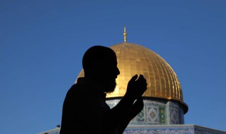 ILUSTRASI Seorang lelaki berdoa di dekat Kubah Batu, kawasan Masjid al-Aqsha, Baitul Makdis, Palestina.