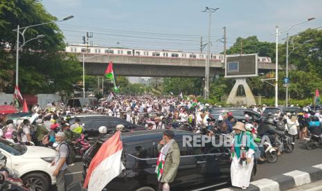 Massa aksi bela Palestina menyemuti area sekitar Monas Ahad (5/11/2023). 