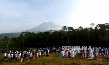 Warga menunaikan shalat Iedul Fitri di lapangan Teras Merapi, Srunen, Glagaharjo, Sleman, Yogyakarta. Sri Sultan membolehkan warga untuk mengikuti Shalat Ied secara berjamaah.