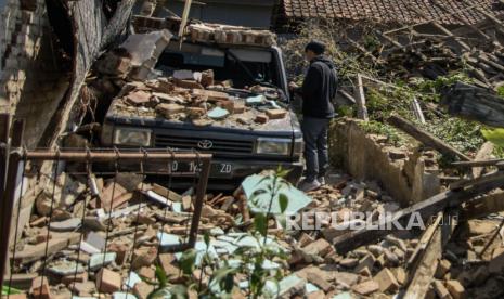 Warga membersihkan puing rumah yang runtuh pascagempa bumi di Desa Cibeureum, Kertasari, Kabupaten Bandung, Jawa Barat, Rabu (18/9/2024). Menurut data sementara BPBD Provinsi Jawa Barat,  gempa berkekuatan Magnitudo 5,0 tersebut mengakibatkan 8 unit rumah, 2 fasilitas kesehatan, 1 sarana pendidikan, dan 1 tempat ibadah mengalami kerusakan. 