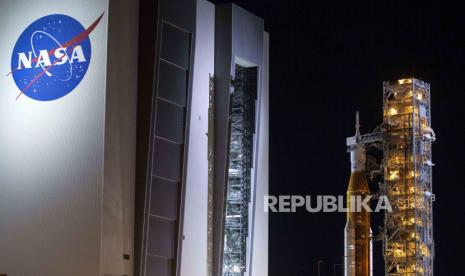 Roket SLS dengan kapsul Orion, bagian dari misi Artemis 1, sedang diangkut dari Gedung Perakitan Kendaraan NASA ke pad 39B di Kennedy Space Center di Merritt Island, Florida, AS, awal 04 November 2022. Misi Artemis 1 adalah uji terbang tanpa awak pesawat ruang angkasa Orion dan peluncuran pertama SLS. Artemis adalah misi luar angkasa berkelanjutan yang dijalankan oleh NASA dengan tujuan mendaratkan astronot wanita pertama dan astronot kulit berwarna pertama di Bulan. Ini adalah misi Bulan berawak pertama badan antariksa AS sejak Apollo 17 pada tahun 1972.