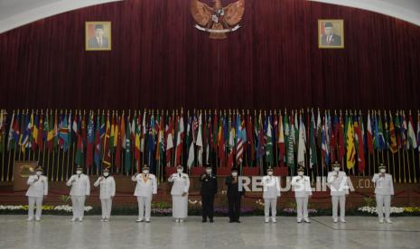 Gubernur Jawa Barat Ridwan Kamil dan Wakil Gubernur Jawa Barat Uu Ruzhanul Ulum berfoto bersama lima pasangan kepala daerah dari Kabupaten Karawang, Sukabumi, Pangandaran, Indramayu, dan Kota Depok yang baru di lantik di Gedung Merdeka, Kota Bandung, Jumat (26/2).