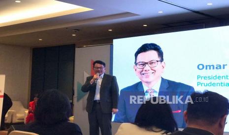 President Director of Prudential Syariah Omar Anwar Sjawaldy menjelaskan kinerja Prudential Syariah setahun setelah spin off pada April 2022 di Hotel Pullman, Jakarta, Rabu (10/5/2023).