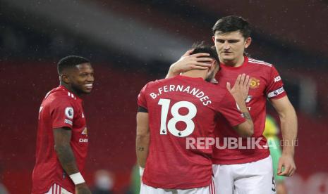  Harry Maguire (kanan) dan Bruno Fernandes (tengah) 