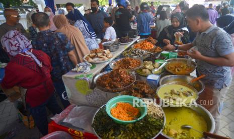 Pedagang nasi kapau melayani pembeli di Pasar Pabukoan Padang, Sumatra Barat.