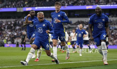  Pemain Chelsea Thiago Silva (kedua kiri) berselebrasi setelah mencetak gol pembuka pada pertandingan sepak bola Liga Inggris antara Tottenham Hotspur dan Chelsea di Stadion Tottenham Hotspur di London, Inggris, Senin (20/9).