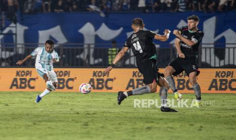 Pesepak bola Persib Bandung Gustavo Franca (kedua kanan) dan Nick Kuipers (kanan) berusaha menghadang tendangan dari pesepak bola PSBS Biak Rivaldo Ferre (kiri) saat pertandingan BRI Liga 1 2024/2025 di Stadion Si Jalak Harupat, Kabupaten Bandung, Jawa Barat, Jumat (9/8/2024). Persib Bandung menang atas PSBS Biak dengan skor 4-1. 