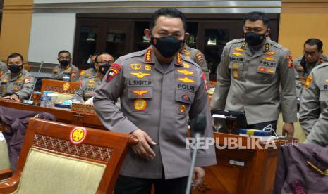 Kapolri Jenderal Pol Listyo Sigit Prabowo bersiap mengikuti rapat kerja dengan Komisi III DPR di Kompleks Parlemen, Senayan, Jakarta, Rabu (24/8/2022). Rapat tersebut membahas terkait kasus dugaan pembunuhan berencana terhadap Brigadir Yosua di rumah dinas mantan Kadiv Propam Irjen Pol Ferdy Sambo. Prayogi/Republika