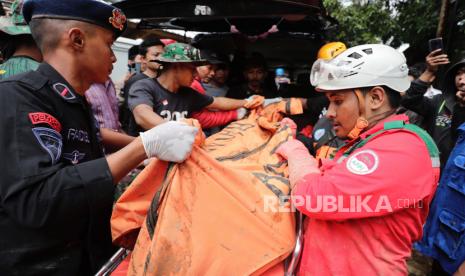 TNI dan SAR mengevakuasi jenazah korban longsor akibat gempa bermagnitudo 5,6, di Cianjur, Indonesia, 22 November 2022. Korban gempa Cianjur yang meninggal semakin bertambah, satu orang meninggal di RSHS.