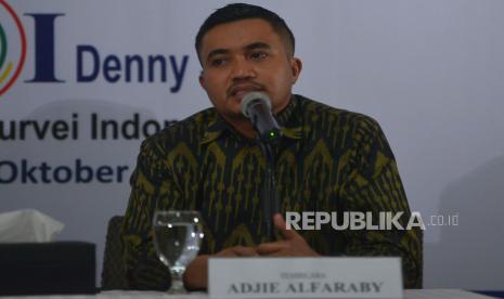 Peneliti Senior Lingkaran Survei Indonesia (LSI) Denny JA Adjie Alfaraby menyampaikan hasil temuan dan analisis survei Lingkaran Survei Indonesia (LSI) Denny JA terkait pasangan capres-cawapres paling populer dan prospeknya di Jakarta, Senin (10/10/2022). Hasil survei tersebut menyebutkan emapat belas bulan sebelum pilpres 2024, pasangan Ganjar Pranowo - Airlangga Hartarto (Ganjar-AH) merupakan pasangan paling populer/disukai dengan elektabilitas tertinggi. Republika/Prayogi