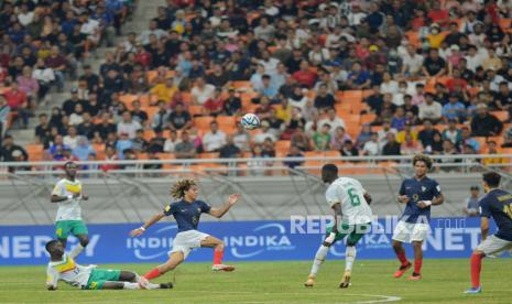 Pemain Timnas Prancis Bouabre Saimon berusaha melewati hadangan pemain timnas Senegal saat bertanding pada babak 16 besar Piala Dunia U17 di Stadion Jakarta International Stadium (JIS), Jakarta, Rabu (22/11/2023). Timnas Prancis berhasil lolos ke babak perempat final usai berhasil mengalahkan timnas Senegal lewat adu penalti dengan skor 5-3.