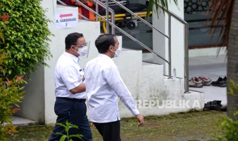 Anies Baswedan saat masih menjabat sebagai gubernur DKI Jakarta (kiri) mendampingi Presiden Joko Widodo (kanan). Setelah dideklarasikan oleh Nasdem sebagai bakal capres 2024, Anies kerap diopinikan sebagai antitesis Jokowi. (ilustrasi)