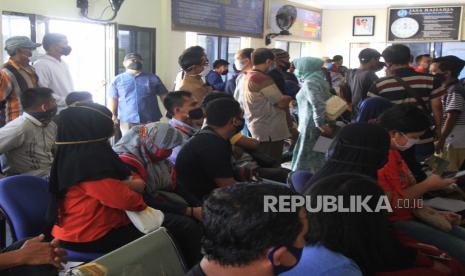 Riau Perpanjang Pemutihan Denda Pajak Kendaraan. Pengunjung yang akan mengurus pajak dan dokumen kenderaan memenuhi ruangan pelayanan di Kantor Samsat Dumai di Dumai, Riau.