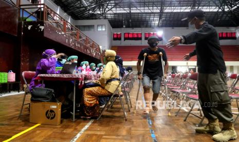 Pedagang pasar mengikuti screening sebelum penyuntikan vaksin Covid-19 Astrazaneca di GOR Pangukan, Sleman, Yogyakarta, Rabu (9/6). Sebanyak 920an pedagang pasar di lingkup Kabupaten Sleman mengikuti vaksinasi Covid-19 massal. Target pedagang pasar yang akan divaksin yakni 1.920 untuk dua hari vaksinasi.