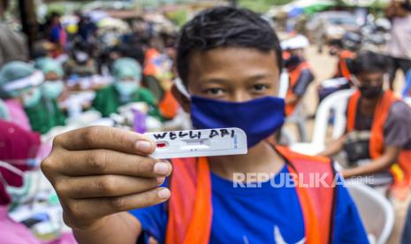 Warga yang melanggar protokol kesehatan COVID-19 menunjukkan hasil rapid tes di Pasar Pancur, Kecamatan Sungai Beduk, Kota Batam, Kepulauan Riau, Kamis (15/10/2020). Pemerintah Kota Batam mulai menerapkan protokol kesehatan memakai masker, mencuci tangan dan menjaga jarak (3M) dengan memberikan tindakan bagi pelanggar protokol kesehatan wajib melakukan rapid tes, jika hasilnya reaktif akan langsung di bawa ke RSKI (Rumah Sakit Khusus Infeksi) Pulau galang. 