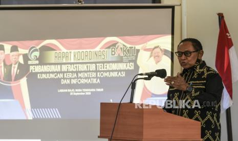 Wakil Gubernur Nusa Tenggara Timur (NTT) Josef Nae Soi memberi sambutan saat Rapat Koordinasi Percepatan Pembangunan Infrastruktur Telekomunikasi di Labuhan Bajo, Manggarai Barat, Nusa Tenggara Timur, Jumat (25/9/2020). Dalam rakor tersebut Kementerian Komunikasi dan Informatika akan membangun 421 stasiun pemancar atau tower Base Transceiver Station (BTS) yang tersebar di Nusa Tenggara Timur dan ditargetkan selesai pada tahun 2021.