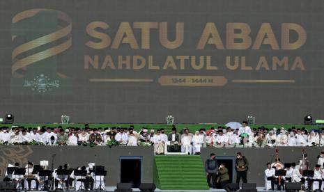  Gus Mus Ingatkan Warga Nahdliyin Beradaptasi dengan Perkembangan Zaman. Foto:  Ketum PBNU Yahya Cholil Staquf menyampaikan sambutan saat acara Resepsi Satu Abad Nahdlatul Ulama di Stadion Gelora Delta Sidoarjo, Jawa Timur, Selasa (7/2/2023). Presiden bersama Wakil Presiden dan sejumlah Menteri Kabinet Indonesia Maju menghadiri acara Resepsi Puncak Satu Abad NU sekaligus meresmikan dan membuka kegiatan tersebut. Acara resepsi tersebut berlangsung selama 24 jam dengan diisi beragam kegiatan seperti membaca shalawat dan shalat qiyamul lail, karnaval kebudayaan nusantara, bazar UMKM, dan panggung hiburan rakyat yang akan diisi oleh sejumlah band dan musisi seperti Slank, Rhoma Irama dan Maher Zain.