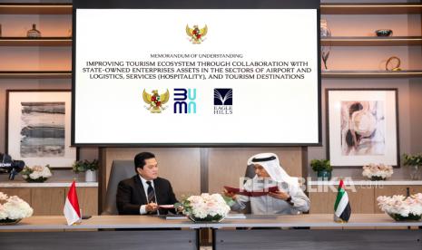 Menteri BUMN Erick Thohir dan Ketua Eagle Hills serta Pendiri Emaar, Mohamed Ali Rashed Alabbar menandatangani nota kesepahaman terkait pengembangan pariwisata di Dubai, UEA.