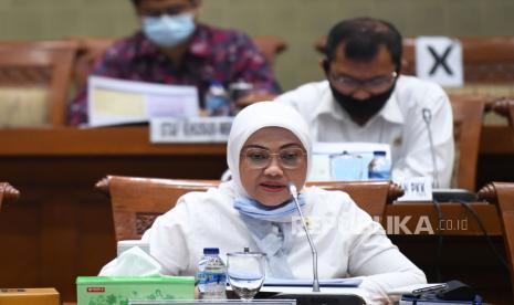 Menteri Tenaga Kerja Ida Fauziyah menyampaikan penjelasan terkait program subsidi pemerintah kepada pekerja dalam Rapat Dengar Pendapat bersama Dirut BPJS Ketenagakerjaan dan DPR Komisi IX DPR di Kompleks Parlemen Senayan, Jakarta, Rabu (26/8/2020). RDP tersebut diantaranya membahas program subsidi pemerintah kepada pekerja dengan upah dibawah Rp5juta dan evaluasi aturan hukum ketentuan BPJS Ketenagakerjaan untuk membantu peserta selama pandemi COVID-19.