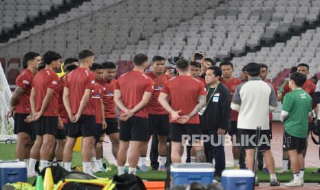 Ketua PSSI Erick Thohir memberikan arahan kepada pemain timnas Indonesia saat sesi latihan di Stadion Gelora Bung Karno, Senayan, Jakarta, Ahad (18/6/2023). Sesi latihan yang dipimpin langsung pelatih Indonesia Shin Tae Yong itu digelar jelang laga FIFA Matchday melawan Argentina pada Senin (19/6/2023).