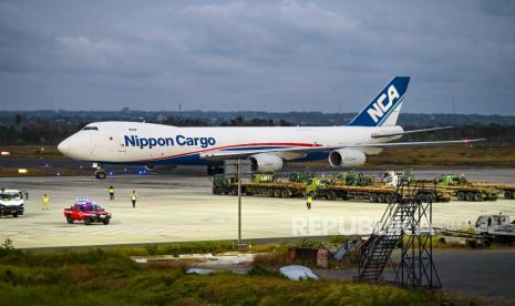 Pesawat B747 8F Nippon Cargo Airlines tiba di Bandara Internasional Lombok (BIL), Praya, Lombok Tengah, NTB, Selasa (3/10/2023). Pesawat dengan nomor penerbangan KZ6231 dari Jepang tersebut membawa logistik seberat 111 ton kargo berupa motor, mesin dan perangkat lainnya yang akan digunakan pada MotoGP di Sirkuit Mandalika 13-15 Oktober 2023. 