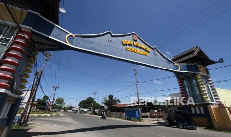 Pengendara motor melintasi gerbang perbatasan di Kabila, Kabupaten Bone Bolango, Gorontalo, Kamis (26/3/2020). Aktivitas di daerah itu terlihat lengang usai edaran dari pemerintah untuk kerja dari rumah dan menghindari kerumunan massa guna mencegah penyebaran wabah virus corona (COVID-19), dimana Provinsi Gorontalo telah ditetapkan status siaga darurat bencana non-alam